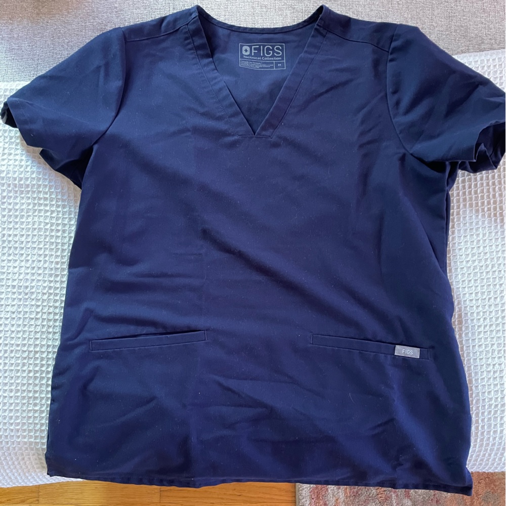 Figs Casma 3 pocket scrub top. Navy blue, size Medium